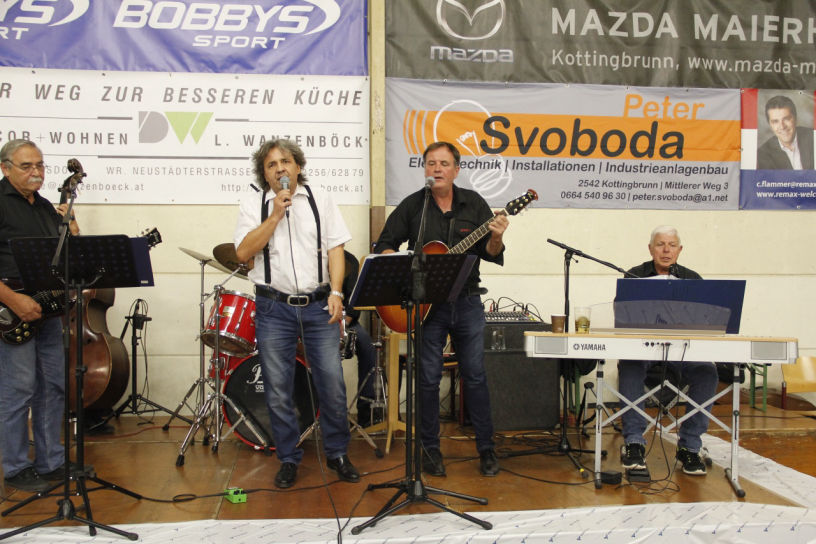 Moderator und Sänger beim Oktoberfest 2018 des Ski Club Alland in der Geymüllerhalle in Bad Vöslau.