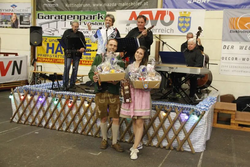 Moderator und Sänger beim Oktoberfest 2019 des Ski Club Alland in der Geymüllerhalle in Bad Vöslau.